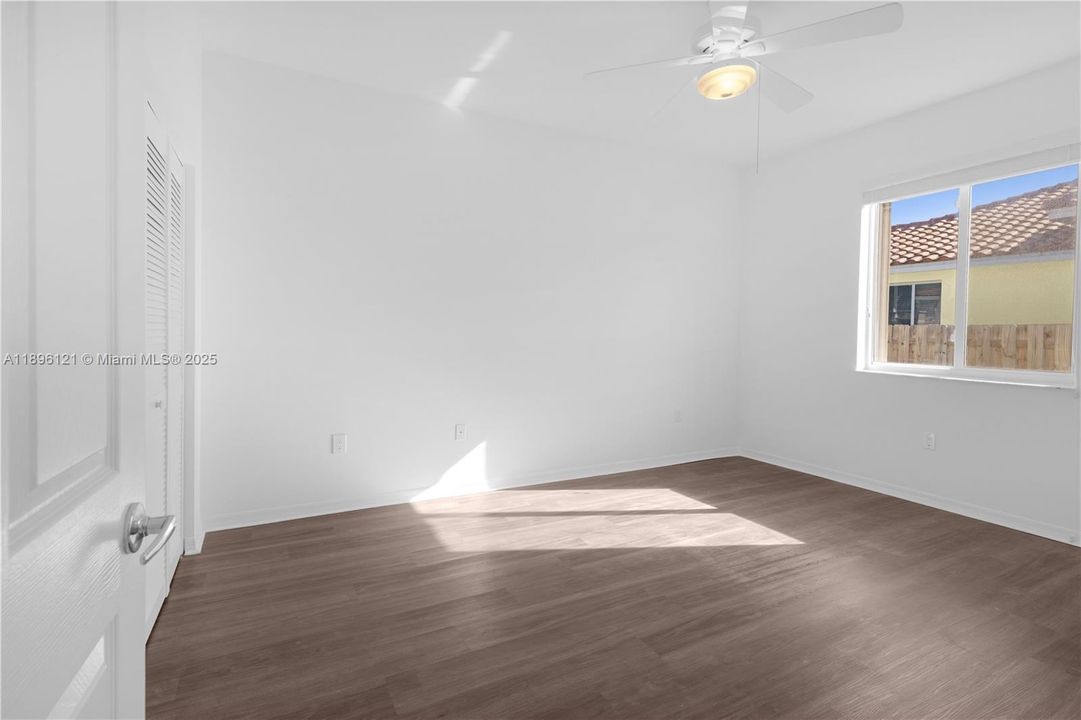 Под контрактом: $6,500 (4 спален, 3 ванн, 3054 Квадратных фут)