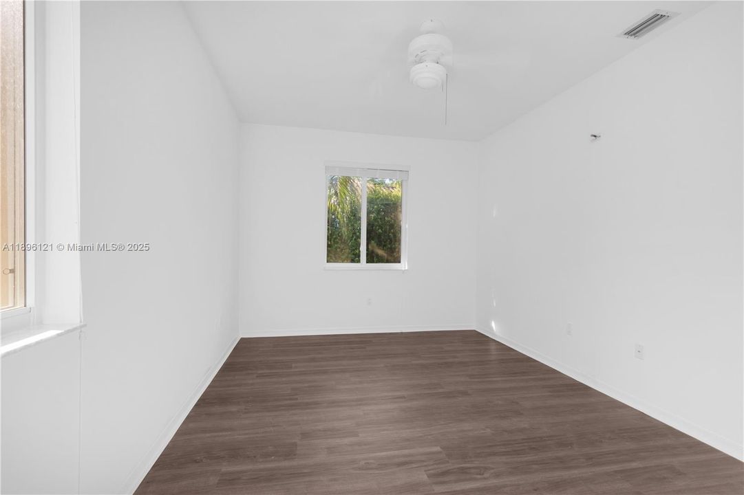 Под контрактом: $6,500 (4 спален, 3 ванн, 3054 Квадратных фут)