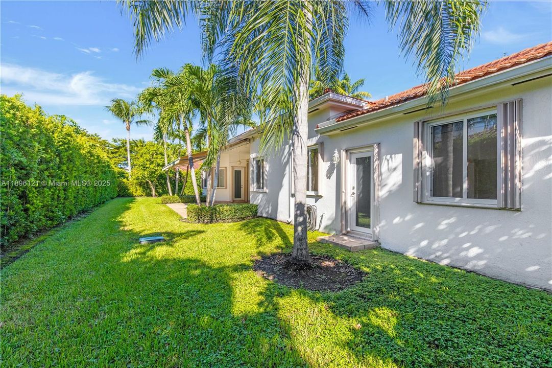 Под контрактом: $6,500 (4 спален, 3 ванн, 3054 Квадратных фут)