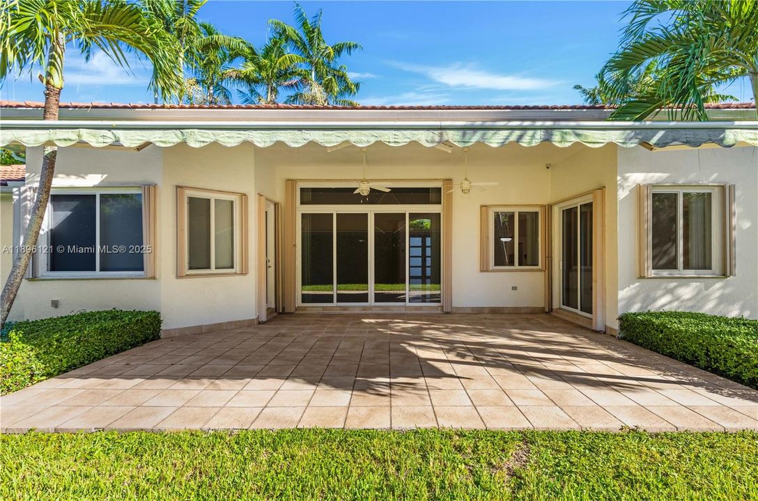 Под контрактом: $6,500 (4 спален, 3 ванн, 3054 Квадратных фут)