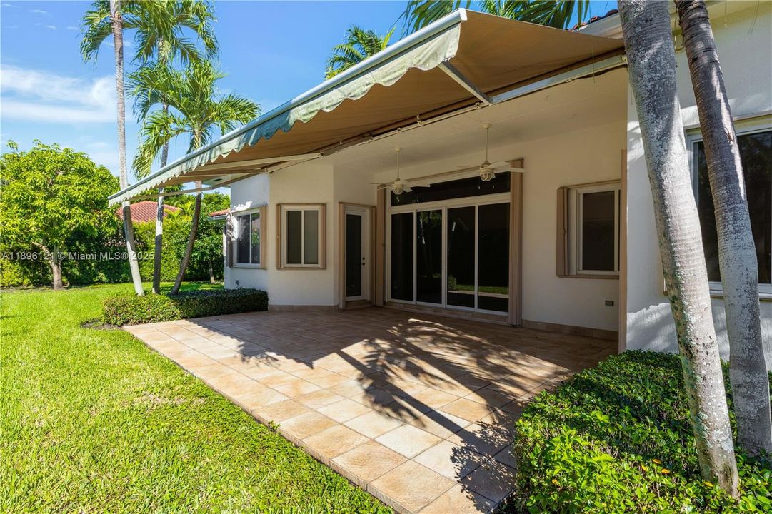 Под контрактом: $6,500 (4 спален, 3 ванн, 3054 Квадратных фут)