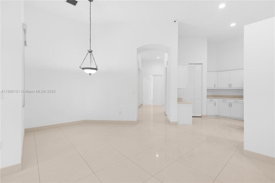 Под контрактом: $6,500 (4 спален, 3 ванн, 3054 Квадратных фут)