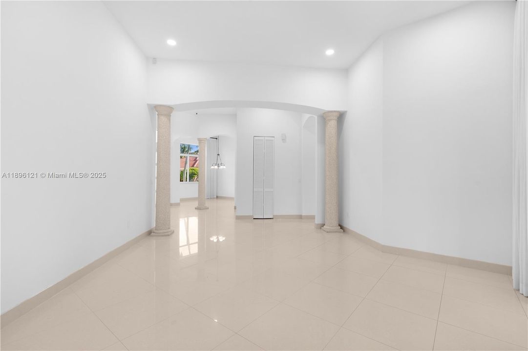 Под контрактом: $6,500 (4 спален, 3 ванн, 3054 Квадратных фут)