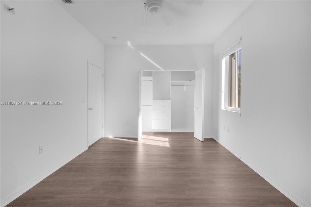 Под контрактом: $6,500 (4 спален, 3 ванн, 3054 Квадратных фут)