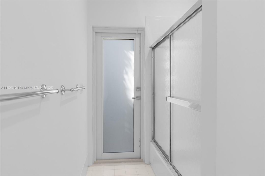 Под контрактом: $6,500 (4 спален, 3 ванн, 3054 Квадратных фут)