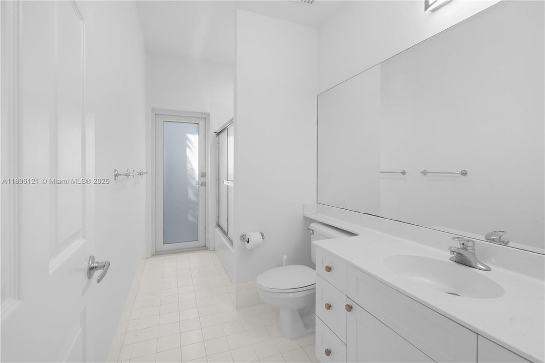 Под контрактом: $6,500 (4 спален, 3 ванн, 3054 Квадратных фут)