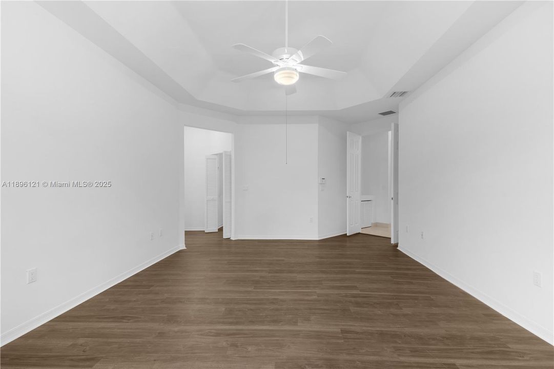 Под контрактом: $6,500 (4 спален, 3 ванн, 3054 Квадратных фут)