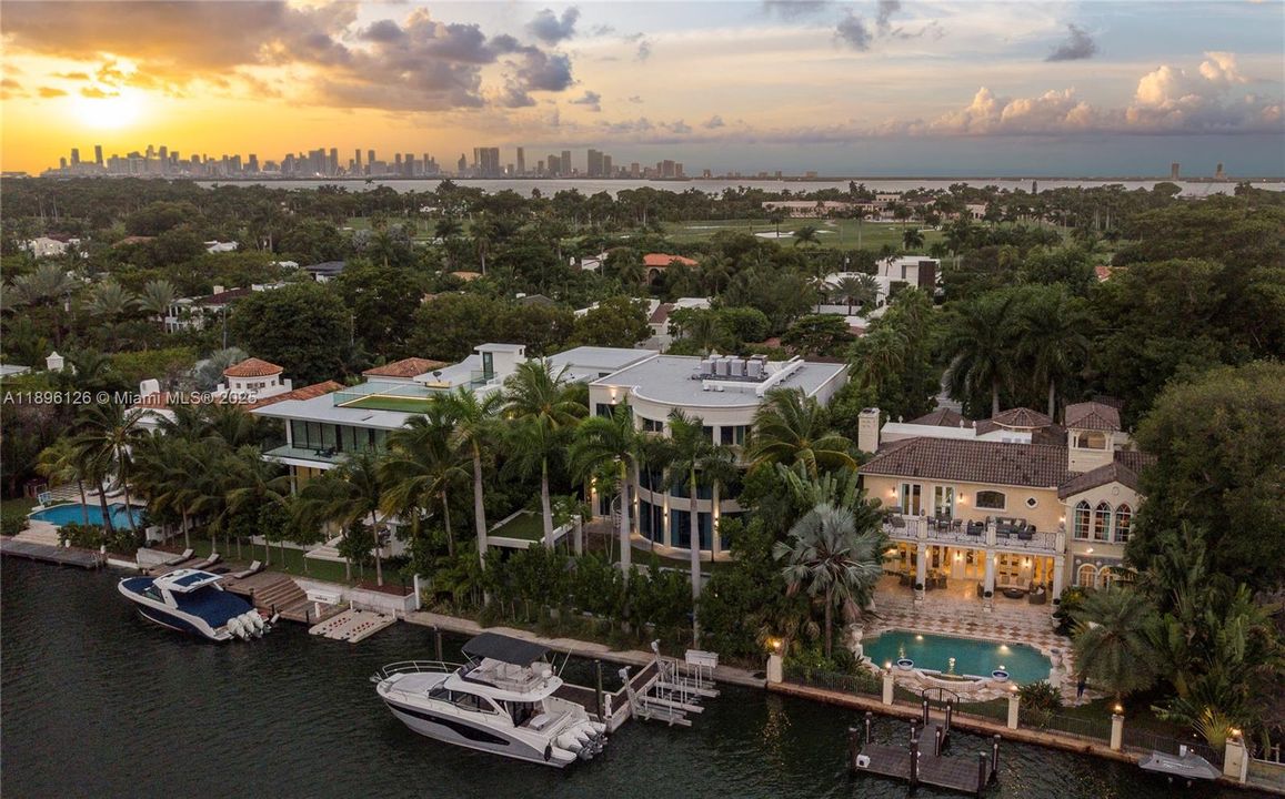 В аренду: $71,200 (6 спален, 6 ванн, 7647 Квадратных фут)