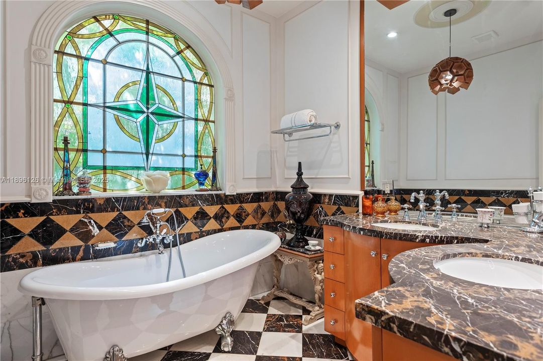 В аренду: $71,200 (6 спален, 6 ванн, 7647 Квадратных фут)