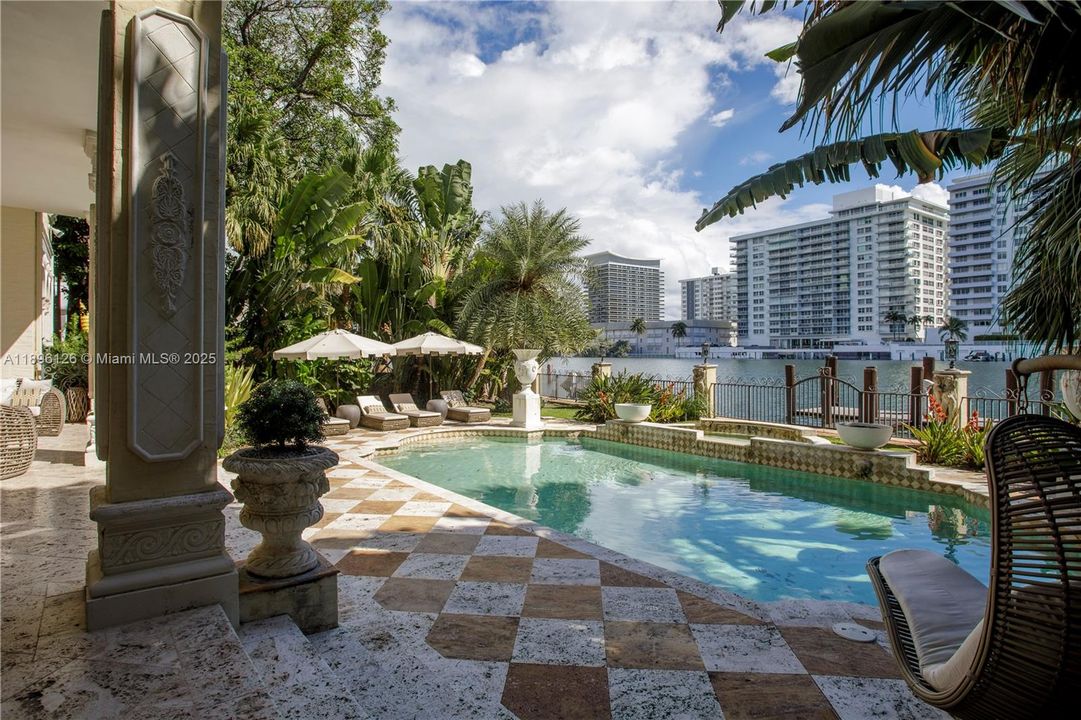 В аренду: $71,200 (6 спален, 6 ванн, 7647 Квадратных фут)