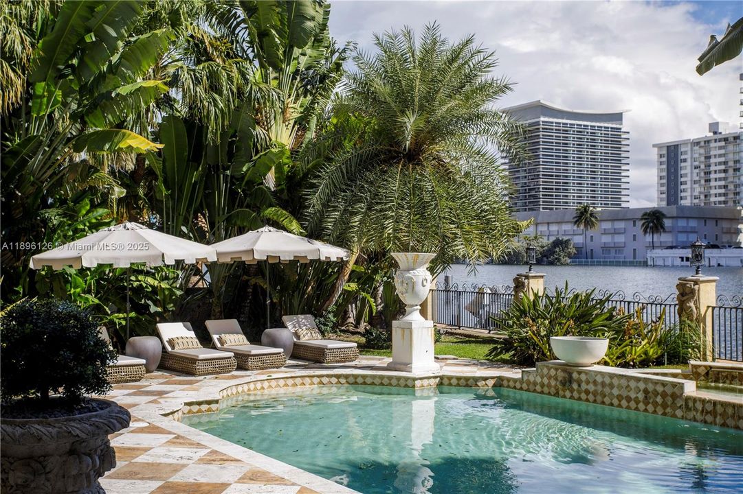 В аренду: $71,200 (6 спален, 6 ванн, 7647 Квадратных фут)