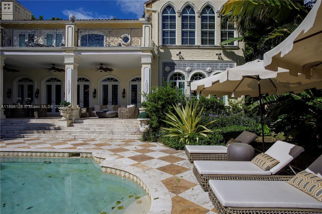 В аренду: $71,200 (6 спален, 6 ванн, 7647 Квадратных фут)