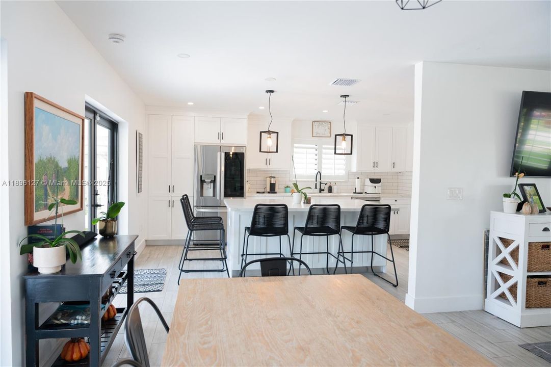 Vendido Recientemente: $770,000 (4 camas, 2 baños, 1646 Pies cuadrados)