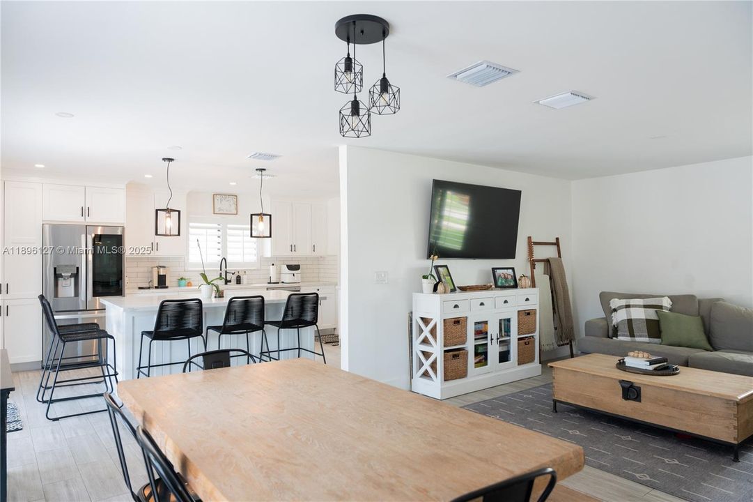 Vendido Recientemente: $770,000 (4 camas, 2 baños, 1646 Pies cuadrados)