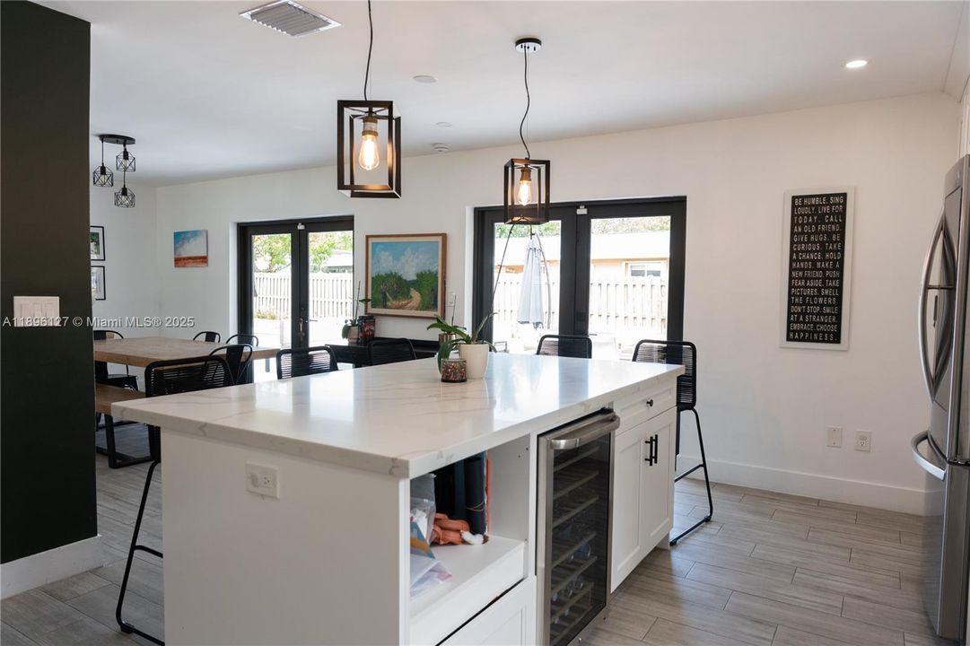 Vendido Recientemente: $770,000 (4 camas, 2 baños, 1646 Pies cuadrados)