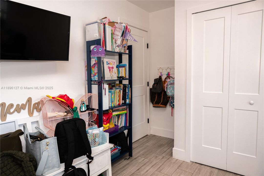 Vendido Recientemente: $770,000 (4 camas, 2 baños, 1646 Pies cuadrados)