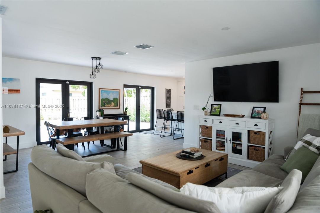 Vendido Recientemente: $770,000 (4 camas, 2 baños, 1646 Pies cuadrados)