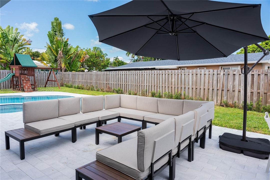 Vendido Recientemente: $770,000 (4 camas, 2 baños, 1646 Pies cuadrados)