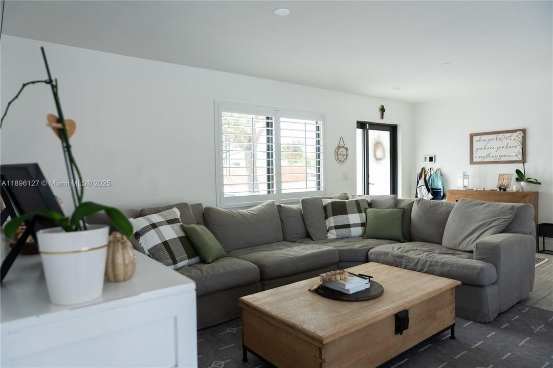 Vendido Recientemente: $770,000 (4 camas, 2 baños, 1646 Pies cuadrados)