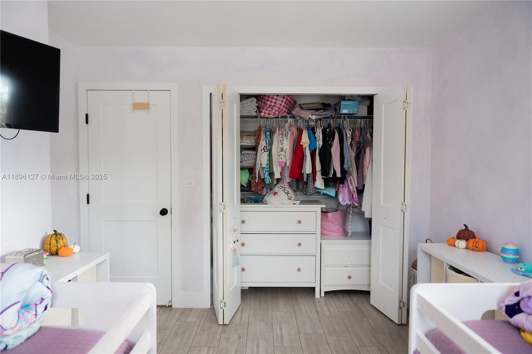 Vendido Recientemente: $770,000 (4 camas, 2 baños, 1646 Pies cuadrados)