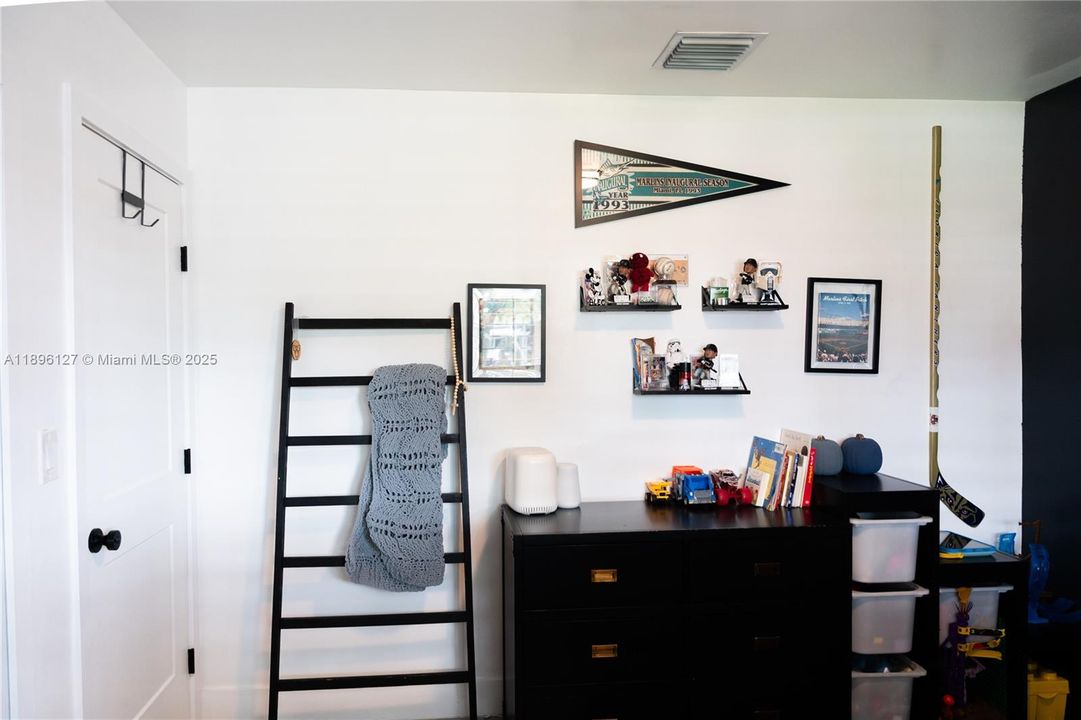 Vendido Recientemente: $770,000 (4 camas, 2 baños, 1646 Pies cuadrados)