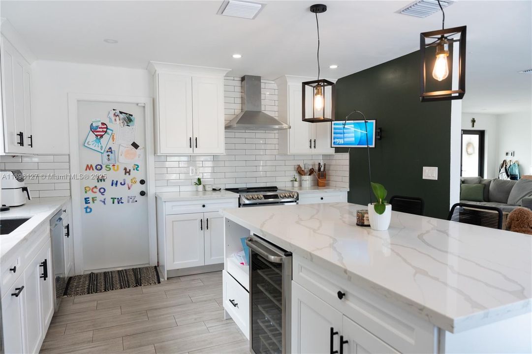 Vendido Recientemente: $770,000 (4 camas, 2 baños, 1646 Pies cuadrados)