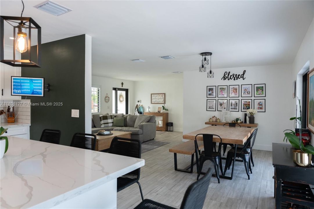 Vendido Recientemente: $770,000 (4 camas, 2 baños, 1646 Pies cuadrados)