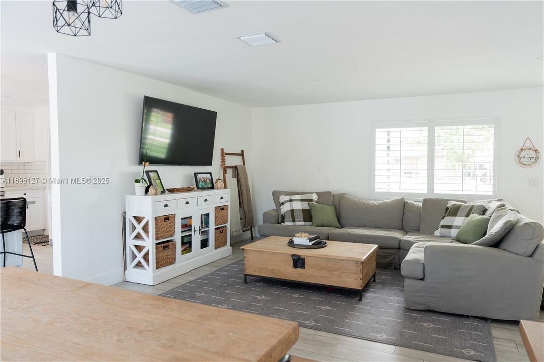 Vendido Recientemente: $770,000 (4 camas, 2 baños, 1646 Pies cuadrados)