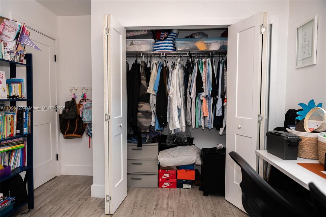 Vendido Recientemente: $770,000 (4 camas, 2 baños, 1646 Pies cuadrados)