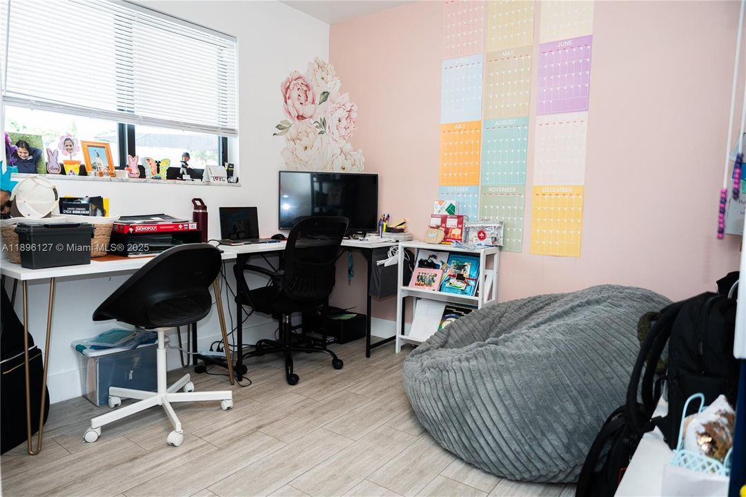 Vendido Recientemente: $770,000 (4 camas, 2 baños, 1646 Pies cuadrados)