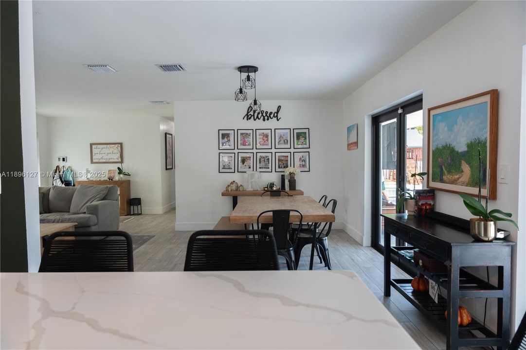 Vendido Recientemente: $770,000 (4 camas, 2 baños, 1646 Pies cuadrados)