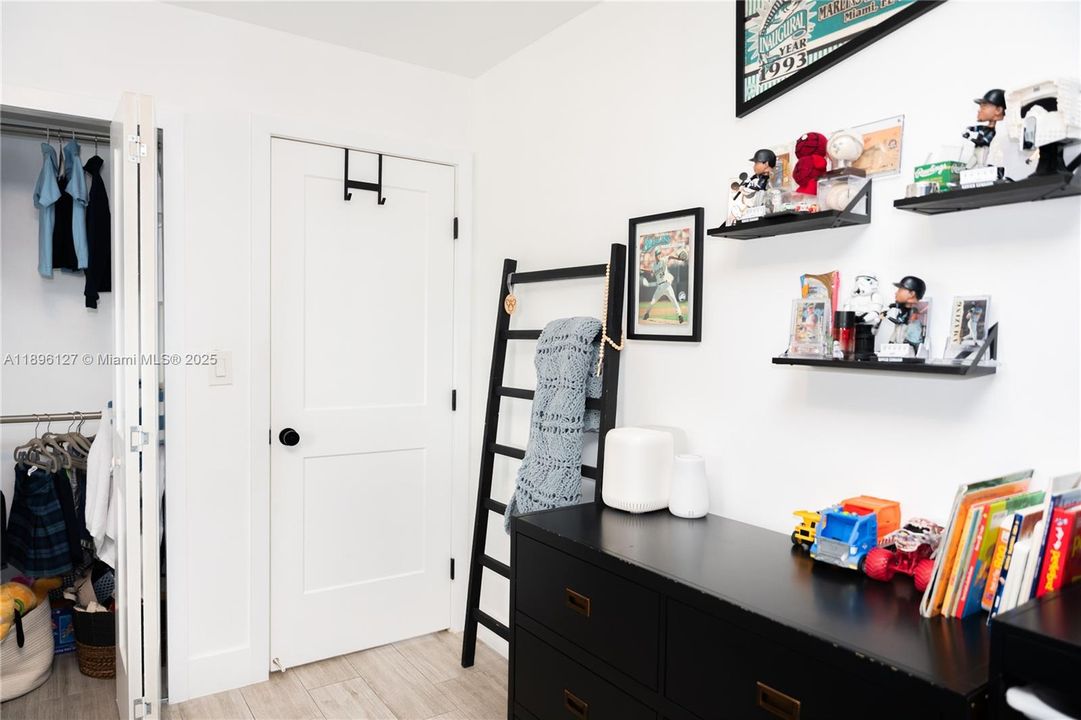 Vendido Recientemente: $770,000 (4 camas, 2 baños, 1646 Pies cuadrados)