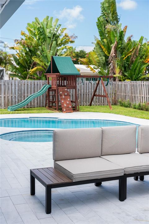 Vendido Recientemente: $770,000 (4 camas, 2 baños, 1646 Pies cuadrados)