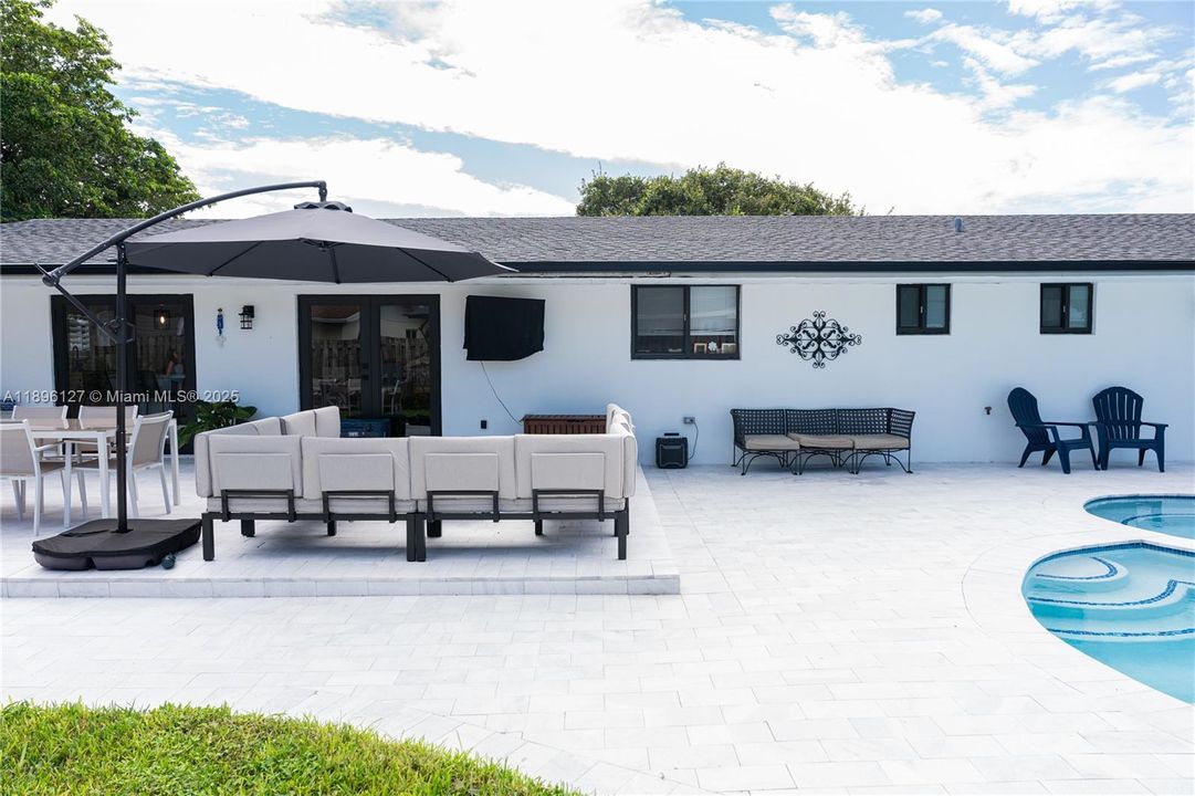 Vendido Recientemente: $770,000 (4 camas, 2 baños, 1646 Pies cuadrados)