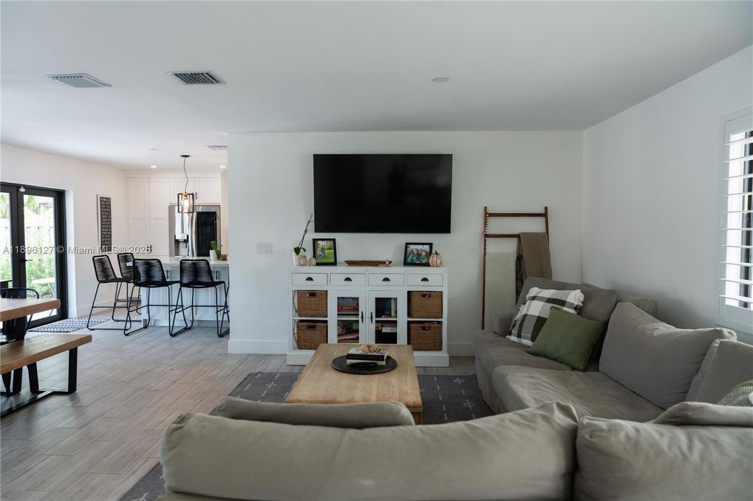 Vendido Recientemente: $770,000 (4 camas, 2 baños, 1646 Pies cuadrados)