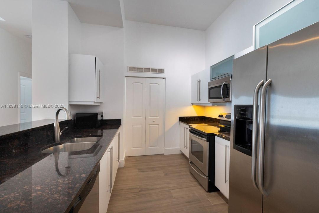 For Sale: $475,000 (2 beds, 2 baths, 1260 Square Feet)