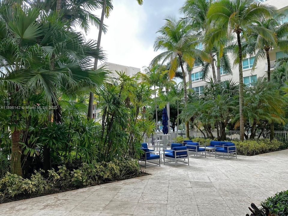 For Sale: $365,000 (1 beds, 1 baths, 792 Square Feet)