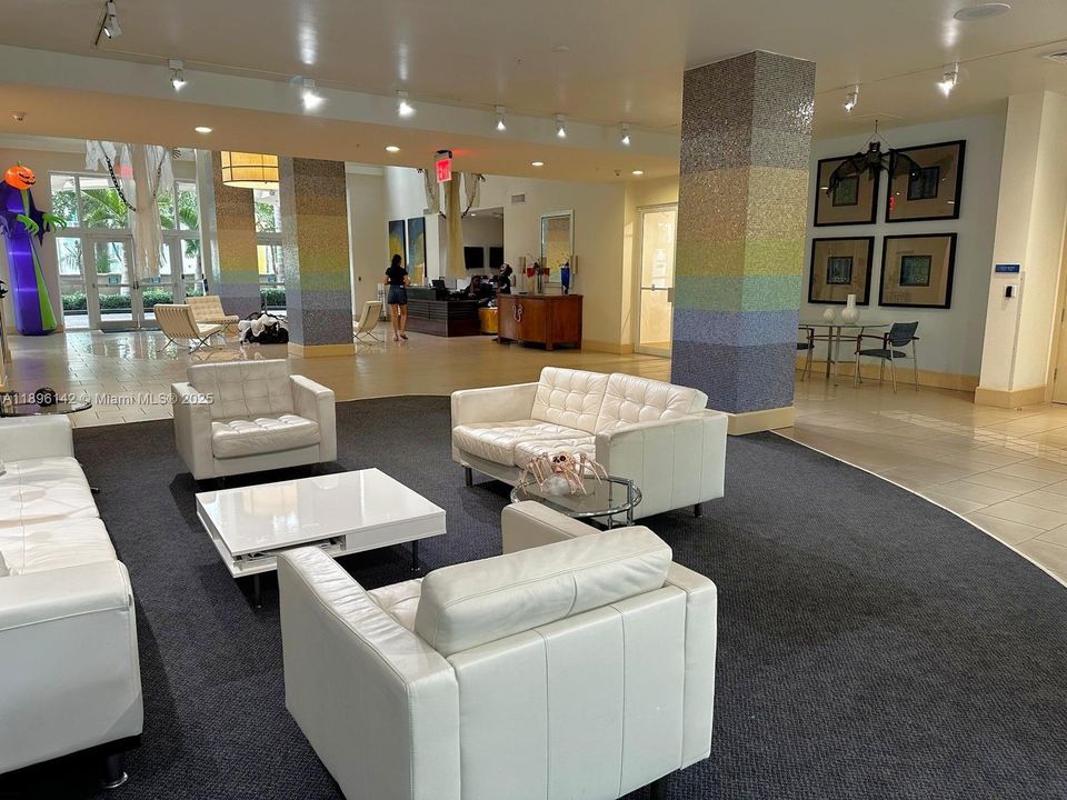 For Sale: $365,000 (1 beds, 1 baths, 792 Square Feet)