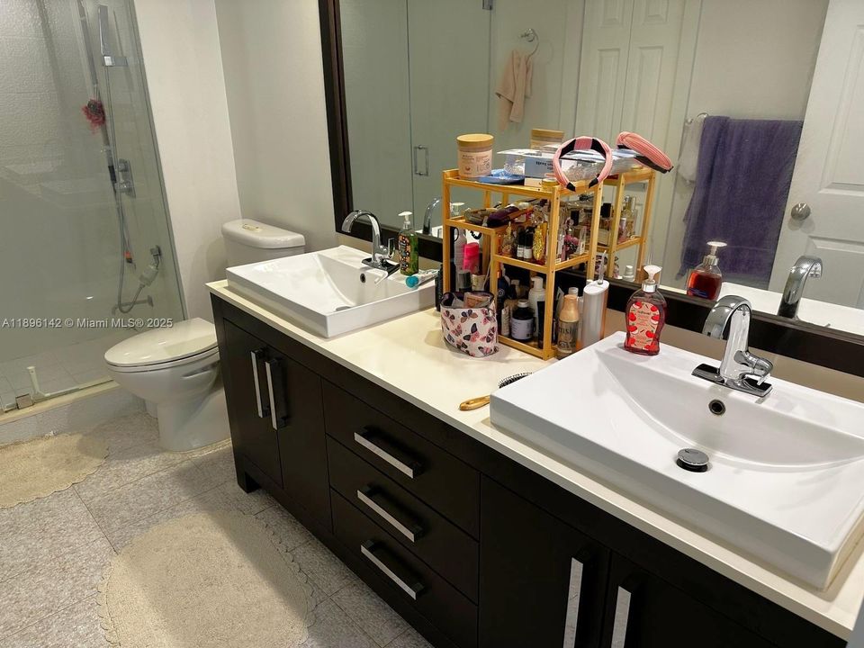 For Sale: $365,000 (1 beds, 1 baths, 792 Square Feet)