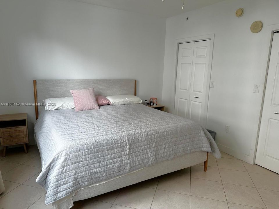 For Sale: $365,000 (1 beds, 1 baths, 792 Square Feet)