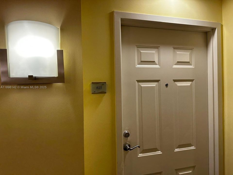 For Sale: $365,000 (1 beds, 1 baths, 792 Square Feet)