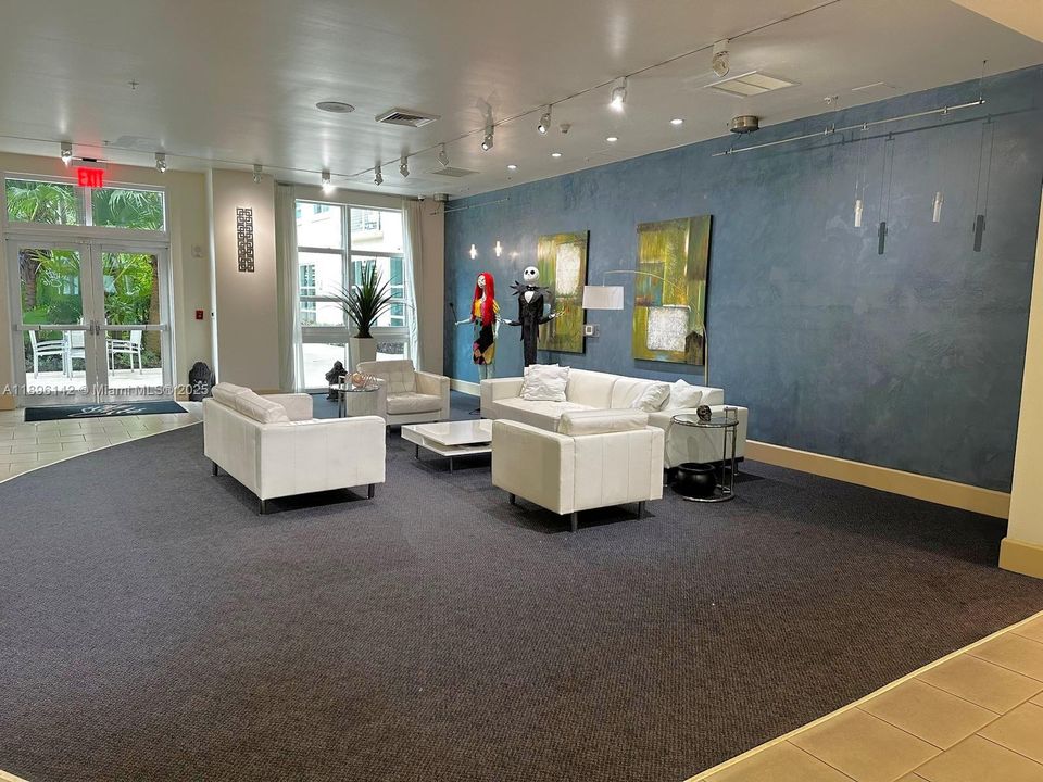 For Sale: $365,000 (1 beds, 1 baths, 792 Square Feet)