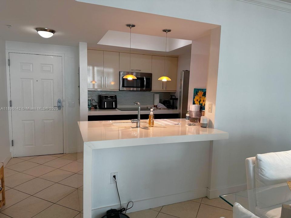 For Sale: $365,000 (1 beds, 1 baths, 792 Square Feet)