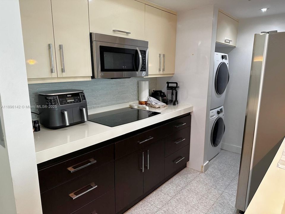 For Sale: $365,000 (1 beds, 1 baths, 792 Square Feet)