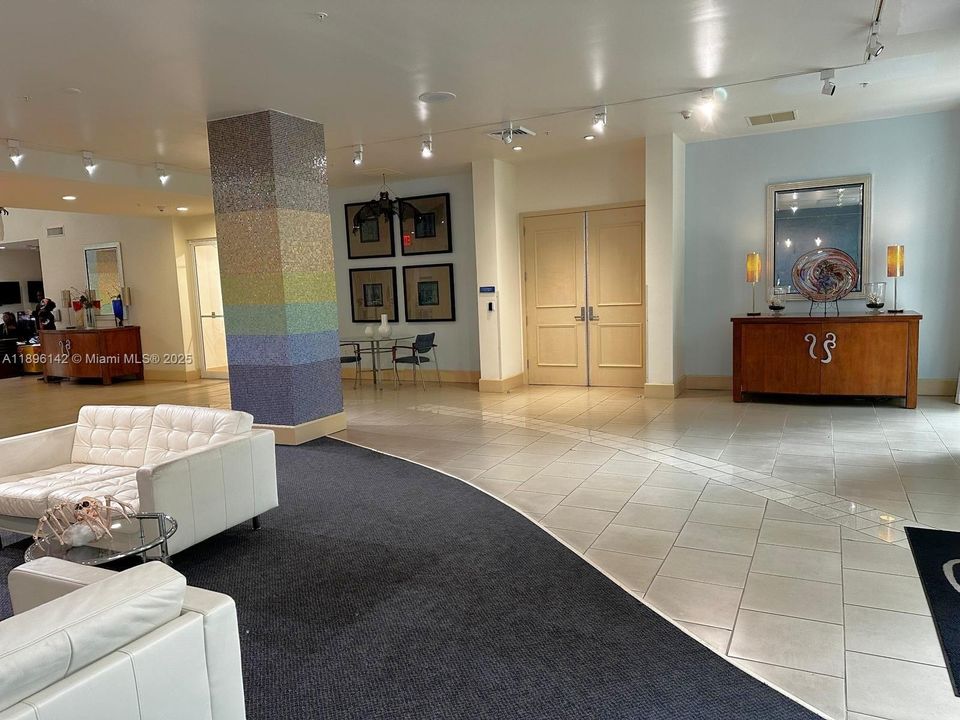 For Sale: $365,000 (1 beds, 1 baths, 792 Square Feet)