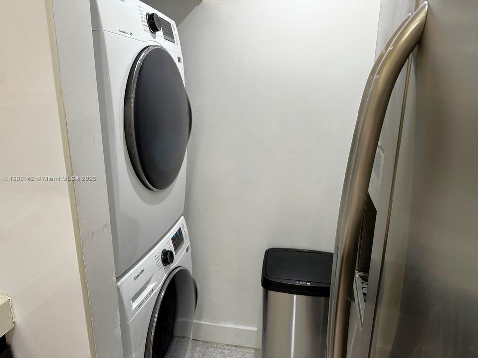 For Sale: $365,000 (1 beds, 1 baths, 792 Square Feet)