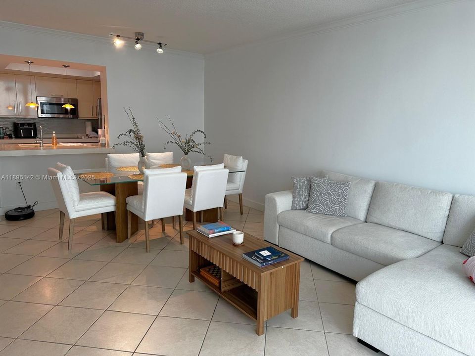 For Sale: $365,000 (1 beds, 1 baths, 792 Square Feet)