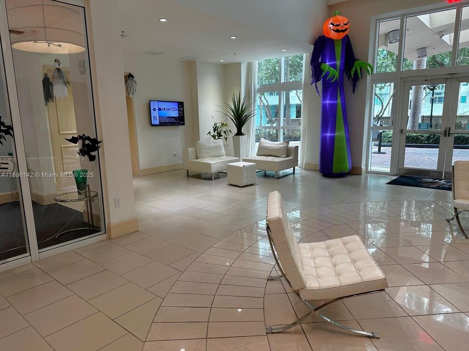 For Sale: $365,000 (1 beds, 1 baths, 792 Square Feet)