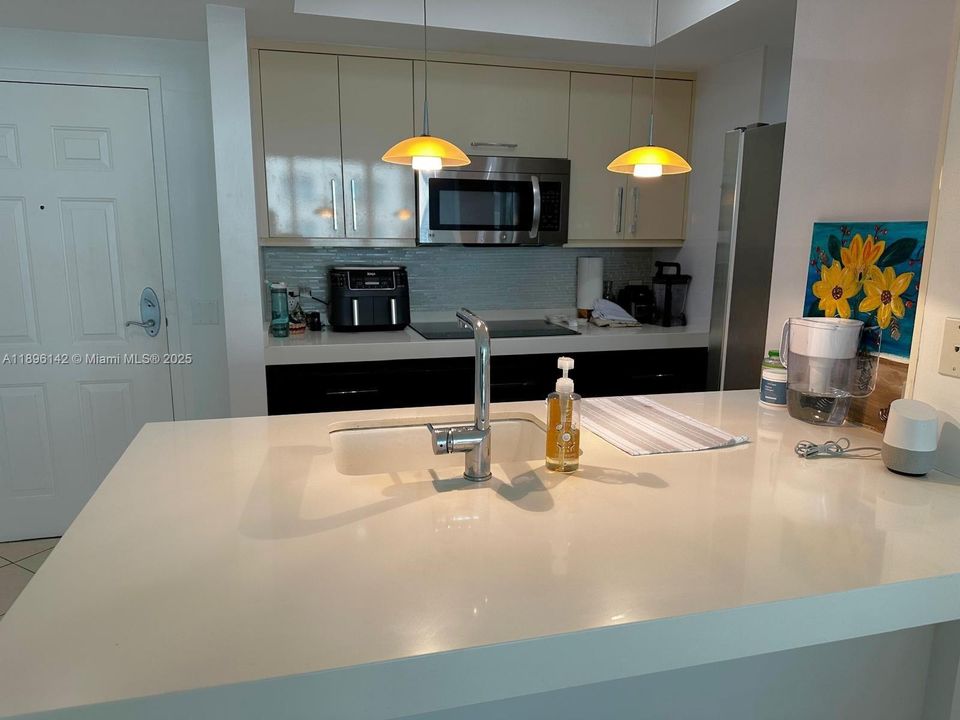 For Sale: $365,000 (1 beds, 1 baths, 792 Square Feet)