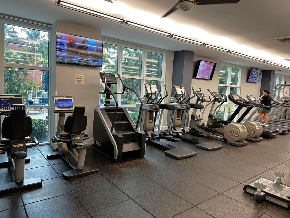 For Sale: $365,000 (1 beds, 1 baths, 792 Square Feet)